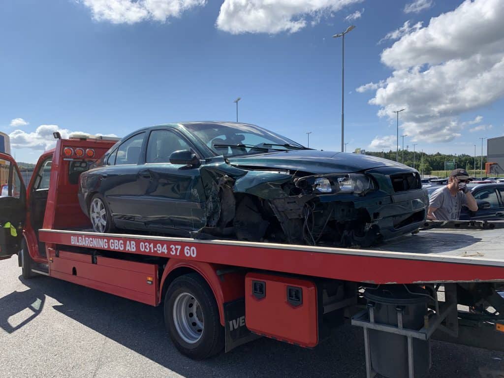Bilskrot har hämtat en smälld Volvo i Trollhättan